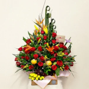 Frutero tipo bandeja con 50 rosas, frutas variadas y diseño elegante en Bogotá