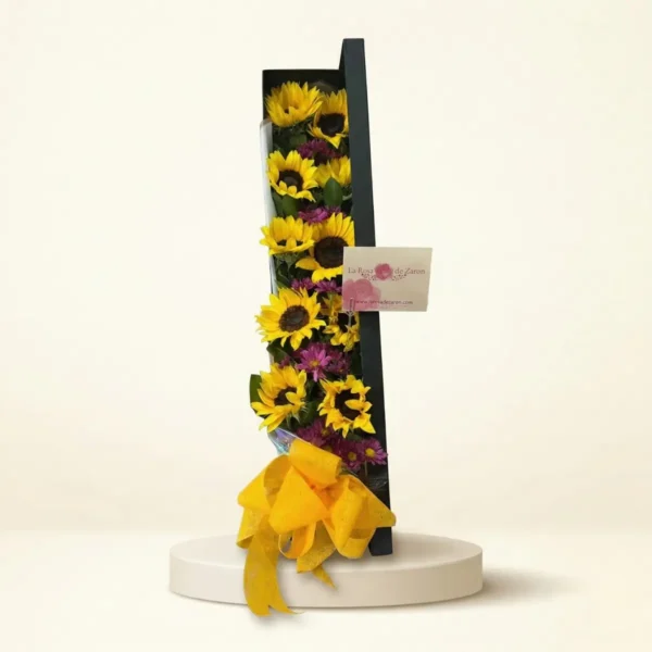 Caja alargada de girasoles con flores complementarias en Bogotá