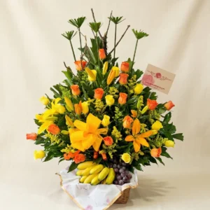 Frutero tipo canasta con rosas rojas y frutas variadas en Bogotá