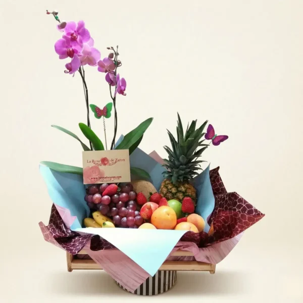 Frutero tipo bandeja con frutas variadas y orquídea elegante en Bogotá