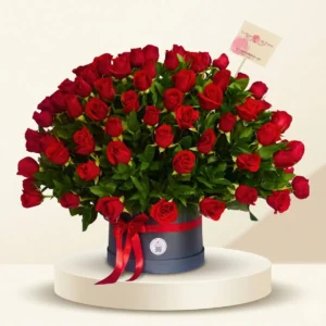 Caja redonda de rosas con follaje complementario en presentación premium en Bogotá