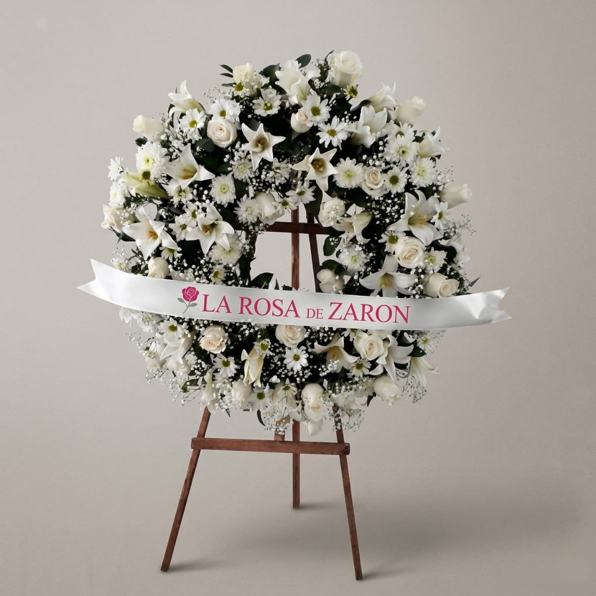 Corona fúnebre con cinta conmemorativa personalizada y flores a elección, arreglo floral de condolencias elegante en Bogotá