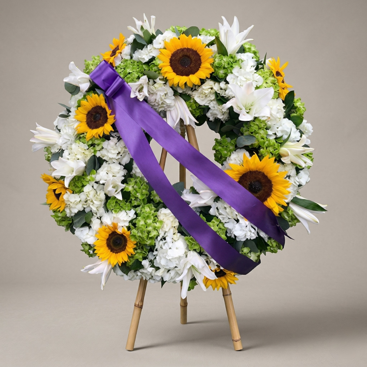 Arreglo floral fúnebre personalizado con cinta de condolencias y entrega inmediata en Bogotá