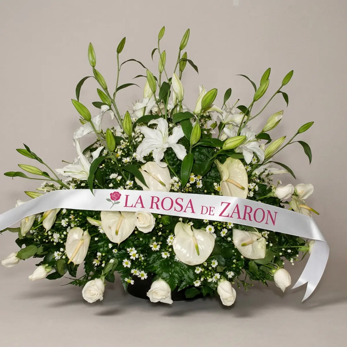 Ramo fúnebre elegante con cinta conmemorativa y flores frescas en Bogotá