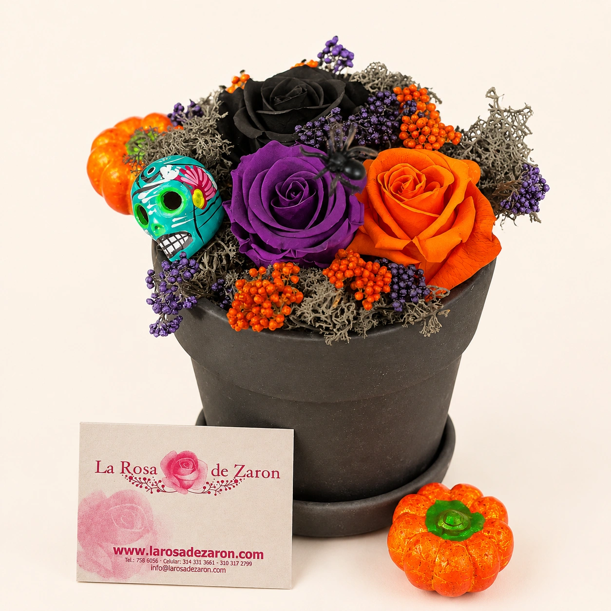Matera negra con rosa naranja para Halloween en Bogotá — tendencia gótico elegante, La Rosa de Zarón