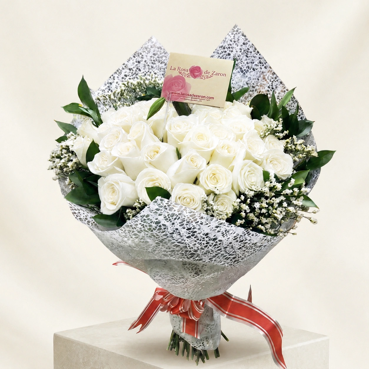 Significado de la rosa blanca — ramo de rosas blancas que simboliza pureza y paz, La Rosa de Zarón Bogotá
