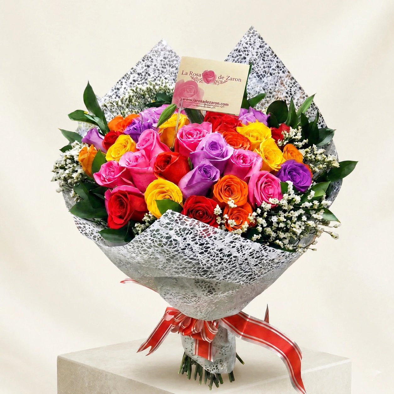 Ramo de rosas de colores combinadas — rojas, amarillas, rosadas y moradas, La Rosa de Zarón Bogotá