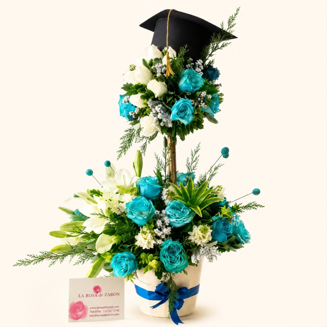 Arreglo de graduación sencillo en Bogotá — rosas, flores variadas y pin de grado, La Rosa de Zarón