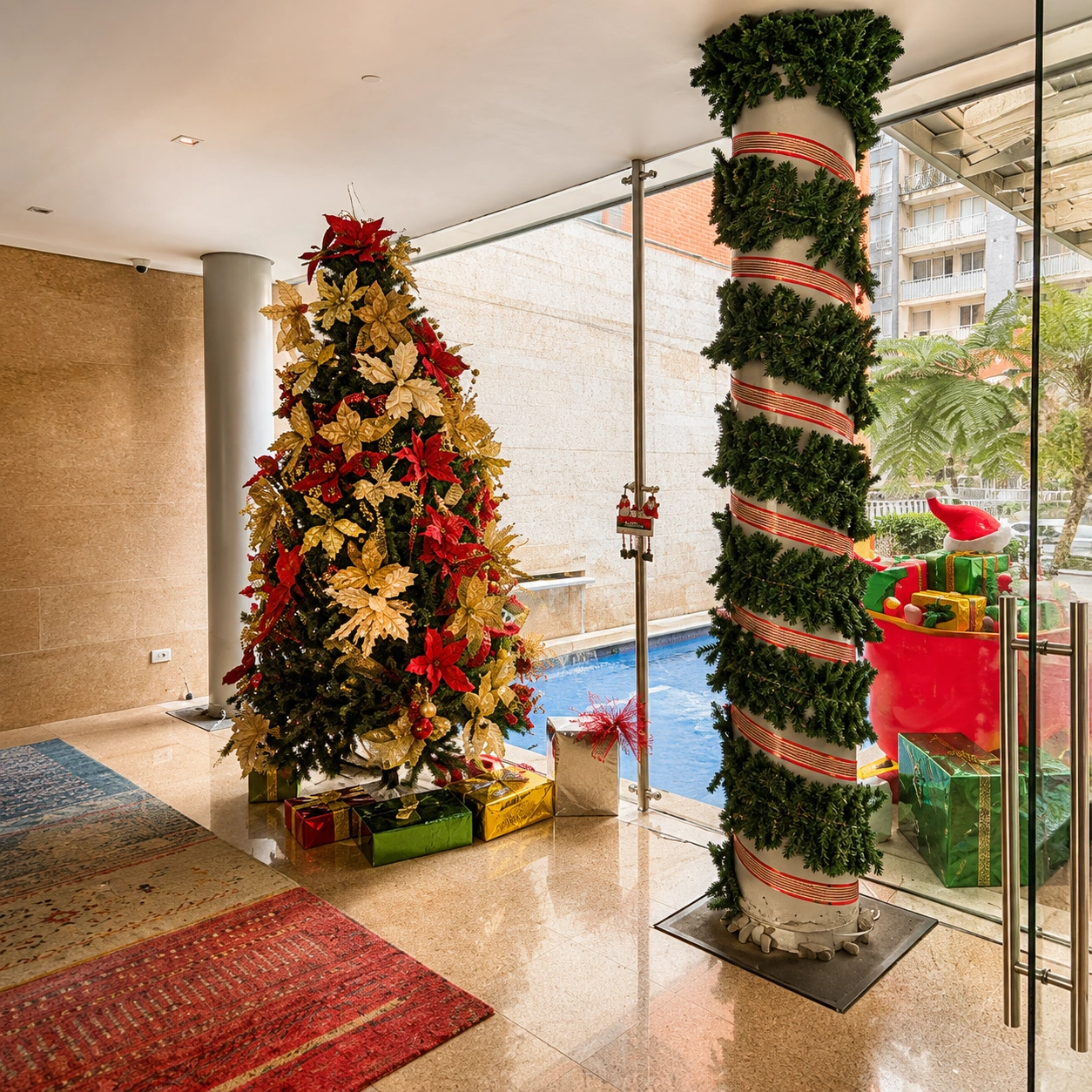 Árbol de Navidad de Gran Formato en Bogotá — Lobbies 3 Árbol de navidad de gran formato rojo dorado y champagne frondoso Bogotá — La Rosa de Zarón